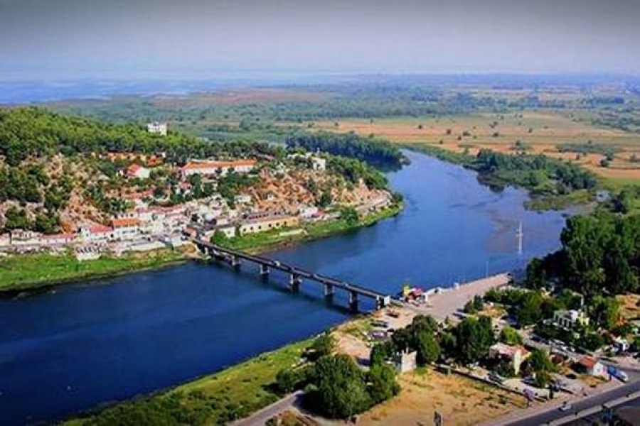 Prag tragjedie/ Ndalohet 49-vjeçari, tentoi disa herë të hidhej nga Ura në lumin Buna