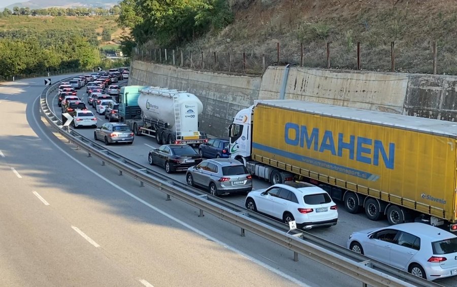 FOTO/ Fluks i qytetarëve të Kosovës drejt plazheve shqiptare