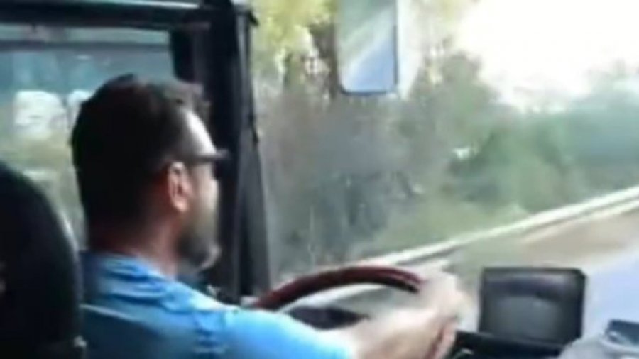 Shoferi i autobusit në Korfuz kërcënon dhe ofendon turistët shqiptarë: I gjuante xhamit dhe ecte kundravajtje