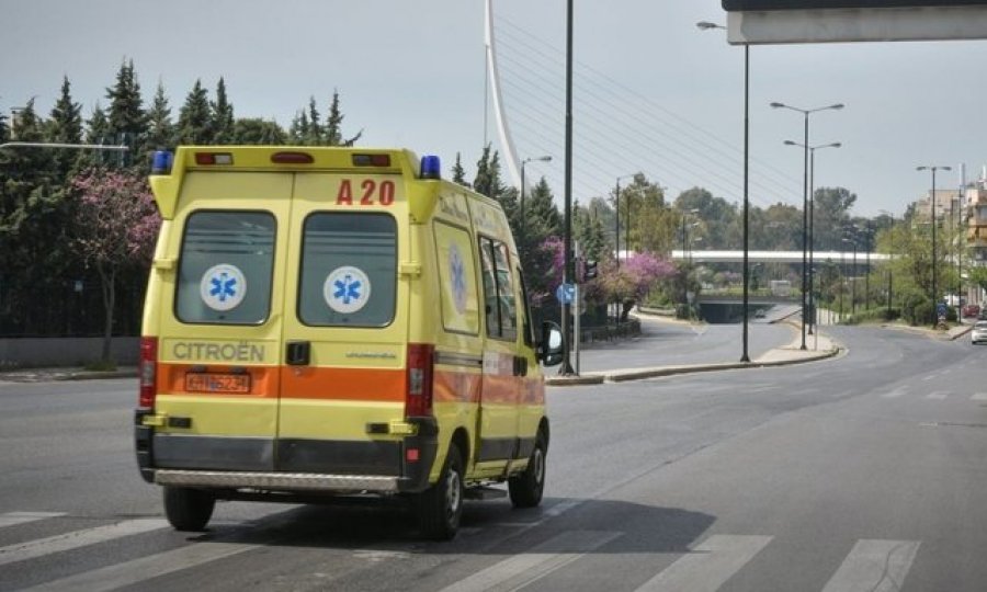 Po punonte në katin e dytë të një banese në Greqi, rrëzohet dhe humb jetën 68-vjeçari shqiptar