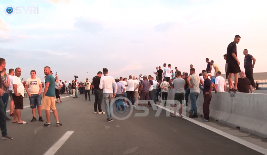 SYRI TV/ Banorët e Krujës dhe Kurbinit kallëzim në SPAK Ballukut, protesta e radhës para Parlamentit