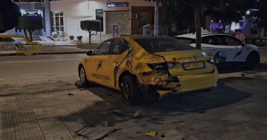 Aksident gjatë orëve të para të mëngjesit në Shkodër, makina përplaset me taksinë e parkuar