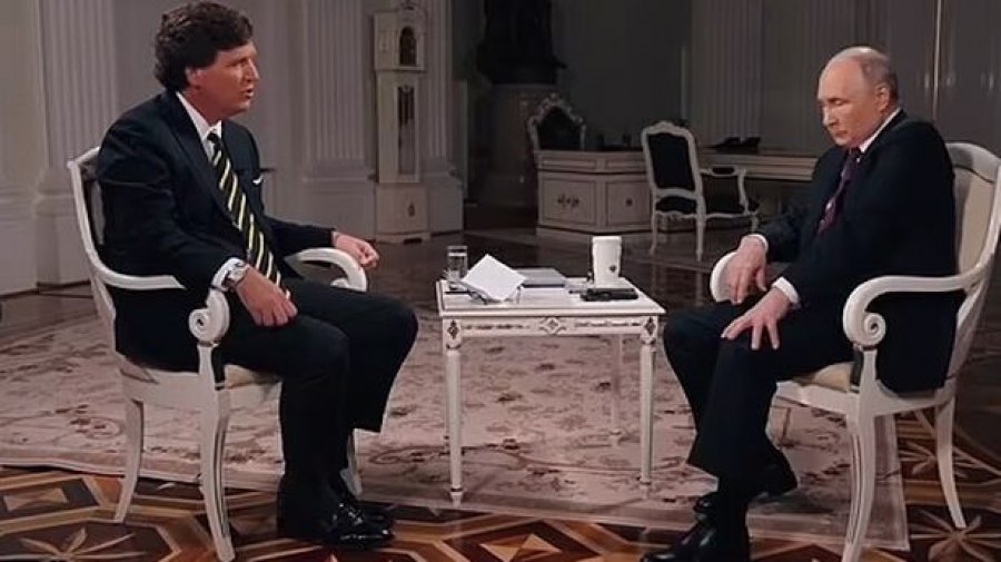 VIDEO/ Putini mundohet të ndalojë këmbën që i dridhej gjatë intervistës me Tucker Carlson 