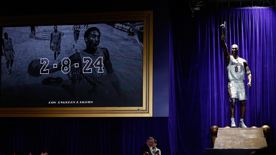 FOTO/ Inagurohet statuja madhështore e Kobe Bryant