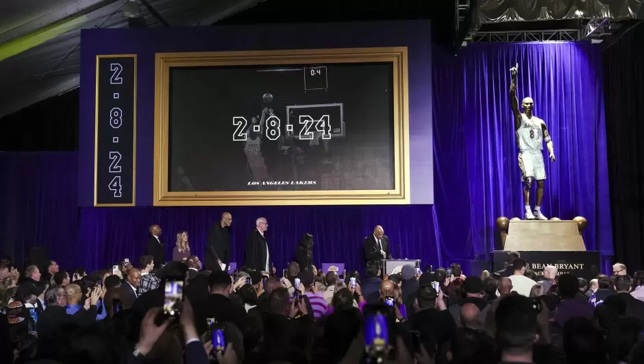 Inaugurohet statuja e Kobe Bryant 4 vite pasi humbi jetën nga aksidenti ajror