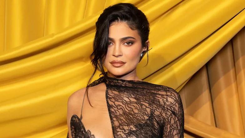 Kylie shfaqet me një model të ri flokësh dhe njerëzit s'po ndalen së komentuari