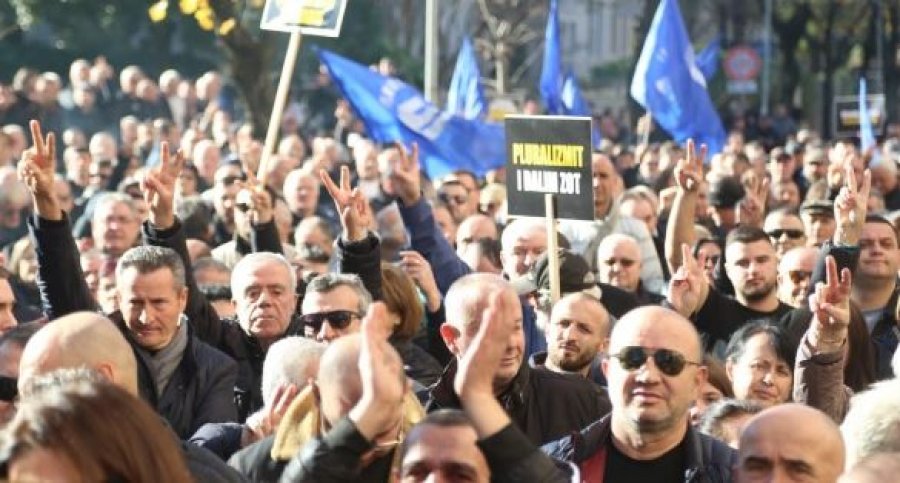 Rreth 1000 protestues nga qarku i Beratit nisen sot drejt protestës së opozitës në Tiranë
