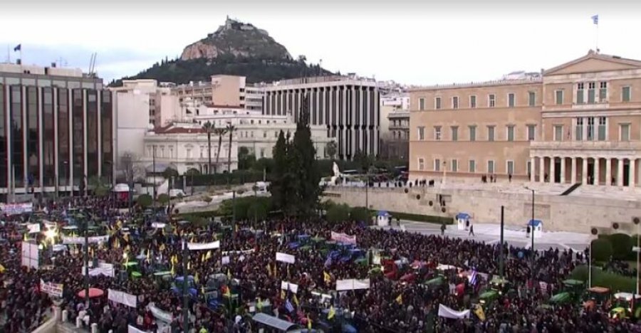 Mijëra fermerë grekë rrethojnë me traktorë Parlamentin në Athinë