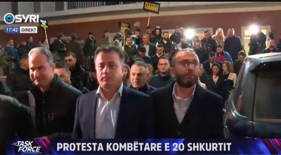 VIDEO/ Dalin nga selia e PD, Noka-Bardhi dhe deputetët, i bashkohen protestuesve