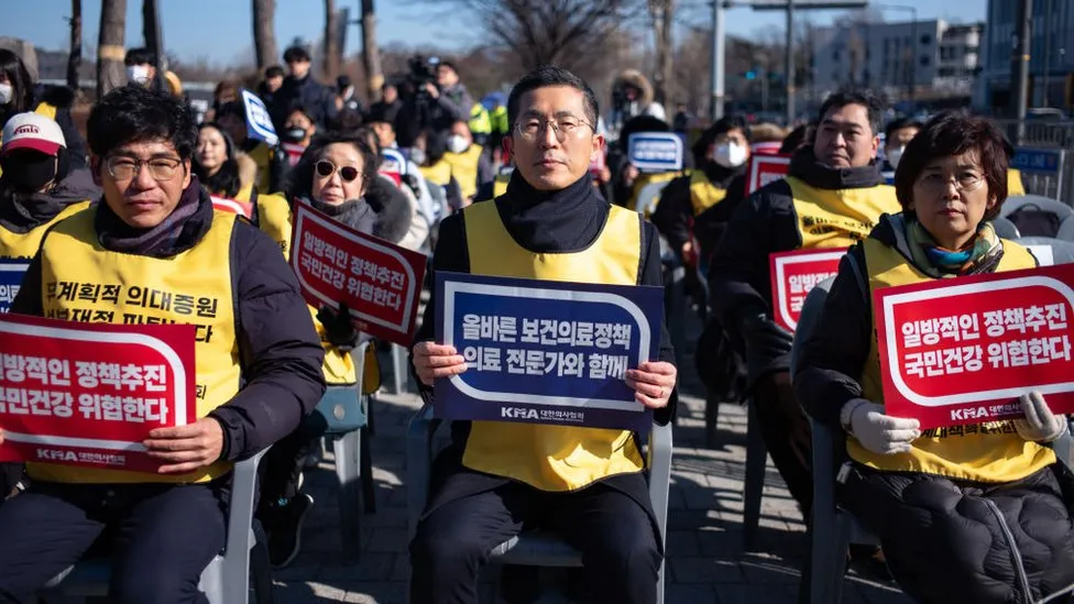 Kore e Jugut, mjekët hidhen në grevë kundër planeve për të shtuar numrin e mjekëve