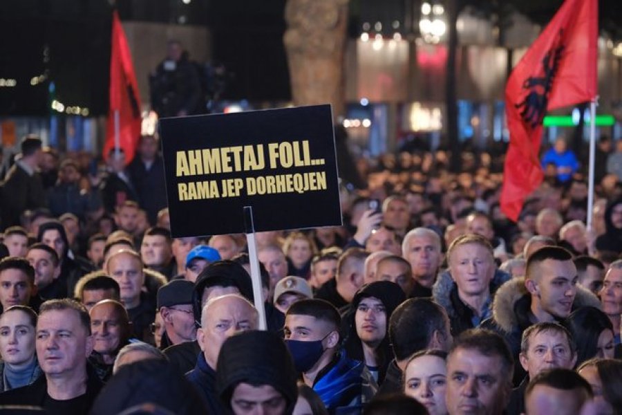 'Ahmetaj foli, Rama jep dorëheqjen', pankartat me mesazhet pikante nga protesta e opozitës