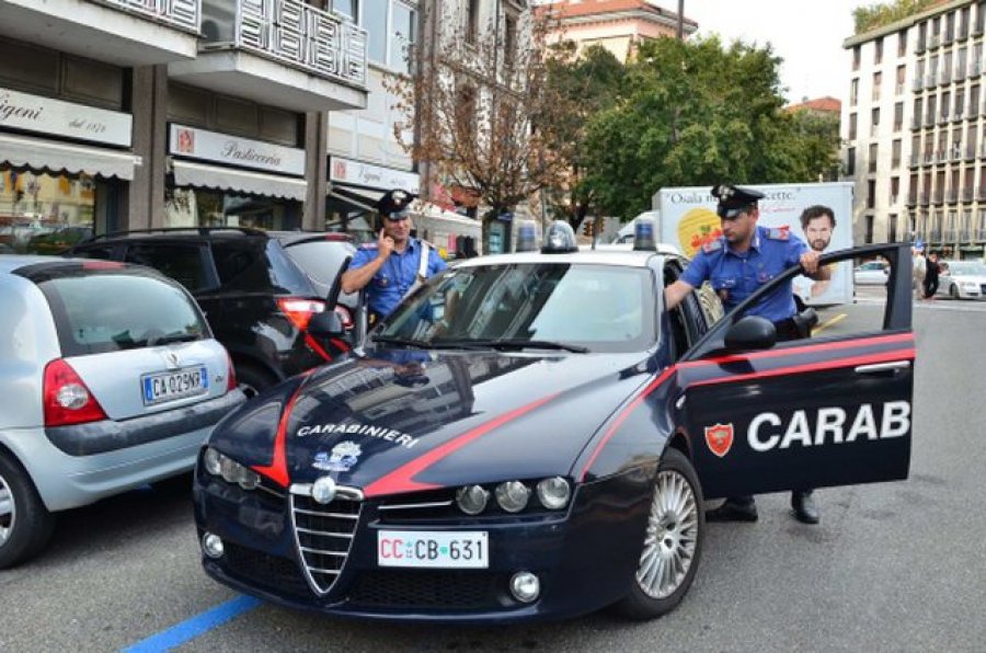E rëndë në Itali, 42-vjeçarja shqiptare qëllon me thikë dy fqinjet, nënë e bijë në gjendje të rëndë