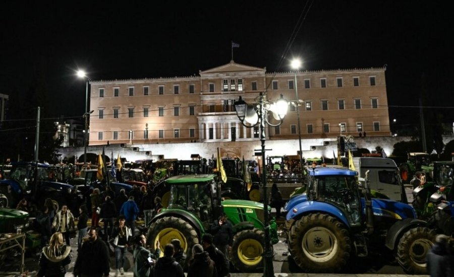 Bujqit në Greqi protestojnë para Parlamentit kundër çmimit të naftës