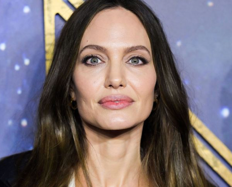 Angelina Jolie bëhet bionde dhe duket yll