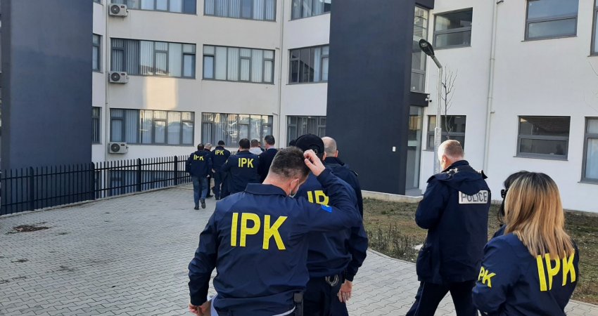Pas arrestimit të zyrtarit policor në Gjakovë, IPK arreston të dyshuarin për dhënie ryshfeti mbi 1 mijë euro
