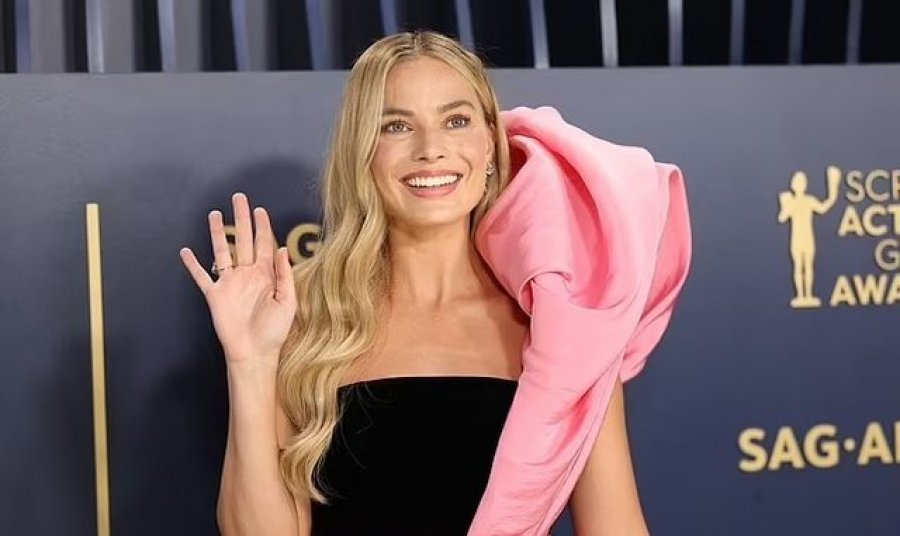 'Duket sikur ka veshur batanije', fansat kritikojnë fustanin e Margot Robbie në paraqitjen e saj tek SAG Awards