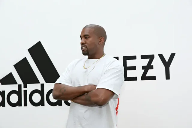 Kanye West në luftë me Adidas, thotë se firma po prodhon atlete të 'rreme' Yeezy
