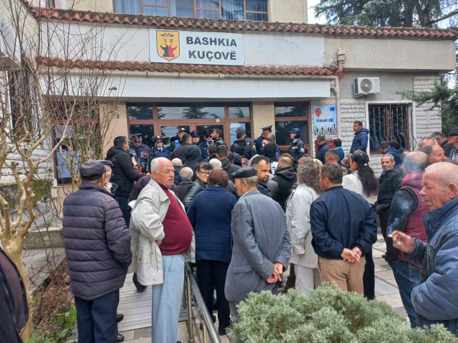 VIDEO - Kuçovë, protesta e banorëve të Velagoshtit/ Maliqi: Zyra e kreut të bashkisë kthehet në zyrë spiunazhi