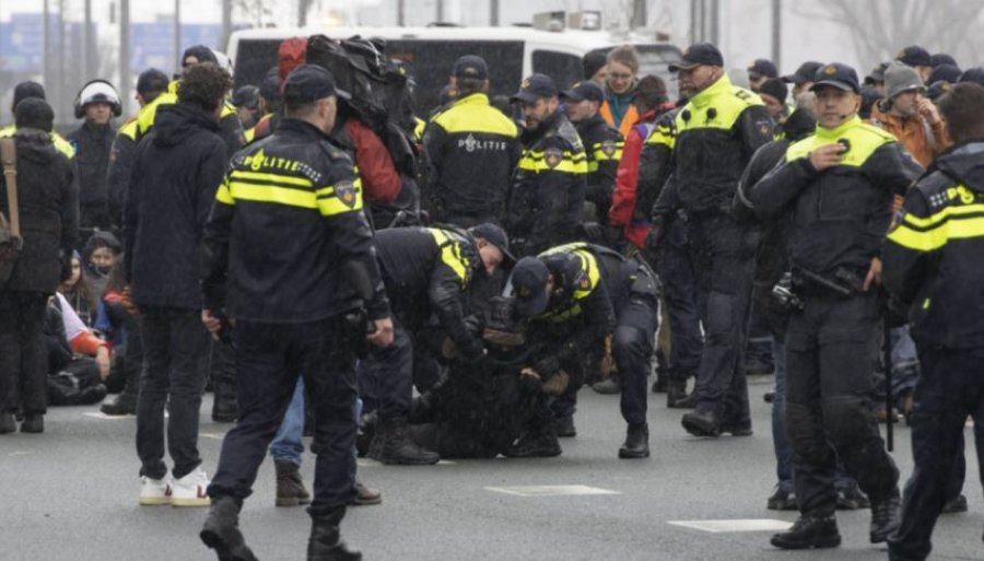 Mbi 300 aktivistë të klimës u arrestuan për bllokimin e autostradës në Amsterdam