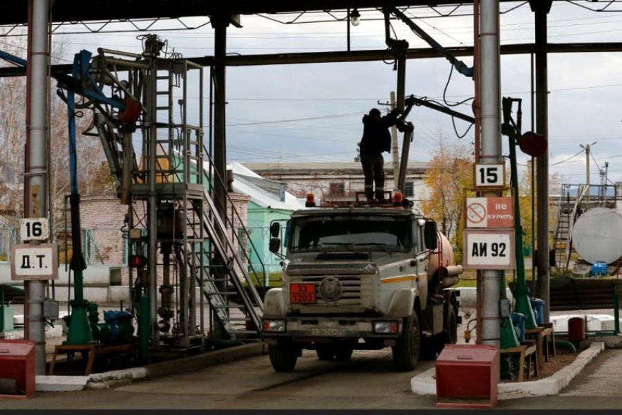 Rusia ndalon eksportet e benzinës për 6 muaj nga marsi
