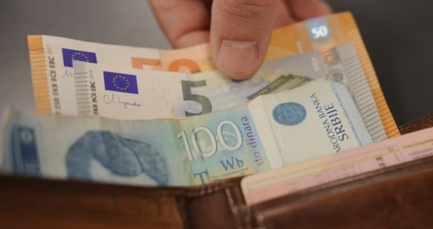 Pagesat vazhdojnë edhe me euro, edhe me dinarë