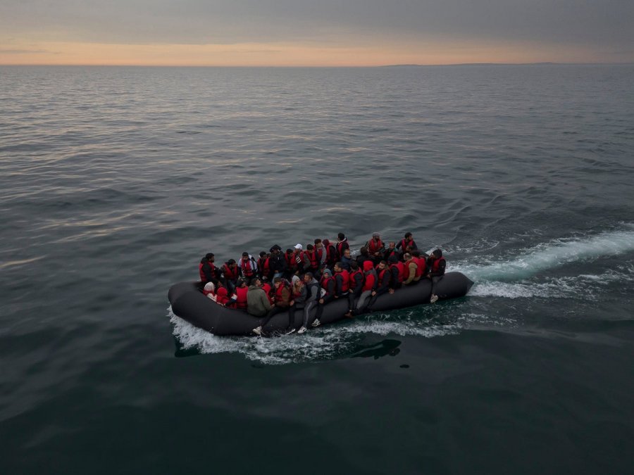 Mbytet varka me emigrantë në Kanalin Anglez, The Guardian: Roja bregdetare franceze refuzon të komentojë mbi viktimat e mundshme