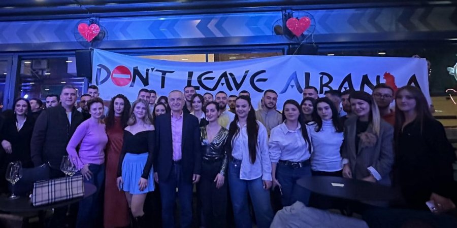 'Mos e braktisni Shqipërinë'/ Meta ndan mesazhin e të rinjve të LRI-së për bashkëmoshatarët e tyre