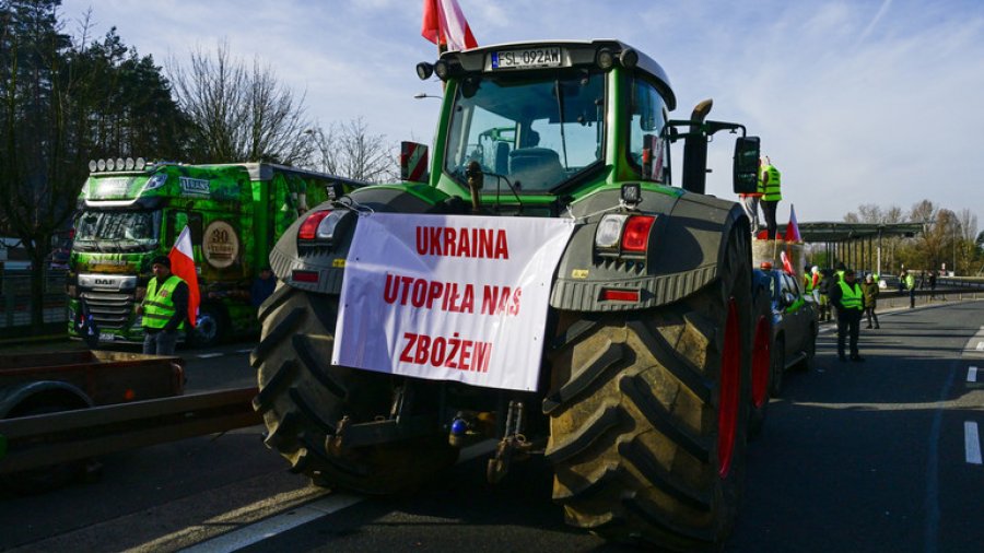 Polonia gati të mbyllë kufirin me Ukrainën