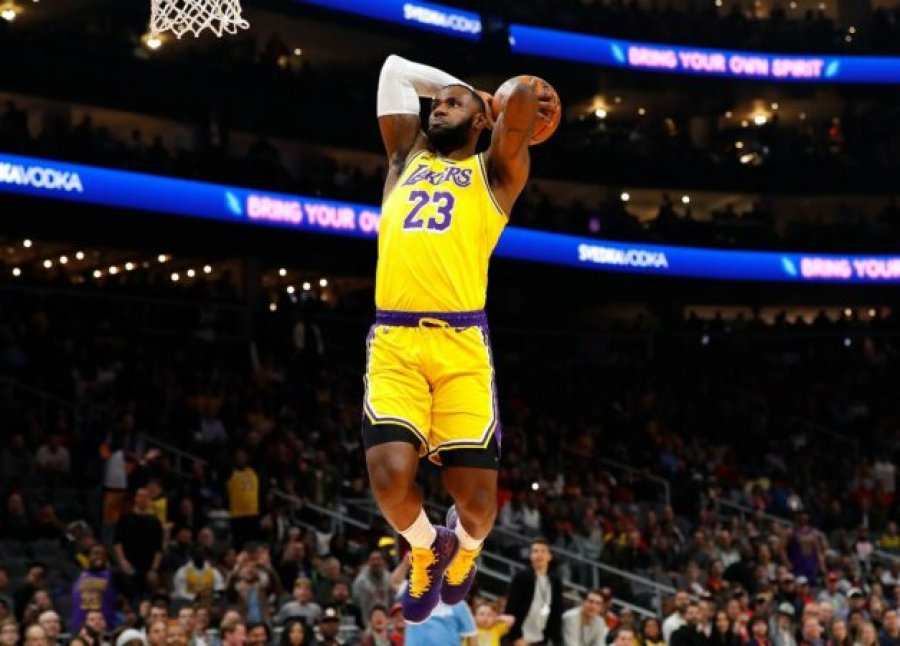 LeBron James dhuron spektakël, Lakers fiton derbin përballë Clippers 