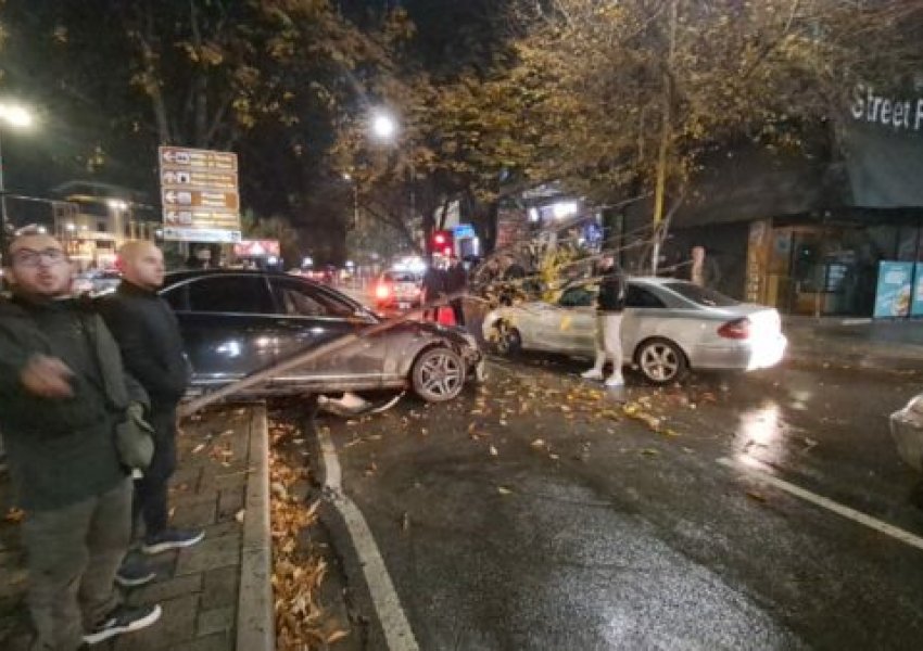 FOTO/ Aksidenti në Tiranë, Benzi fluturon mbi trotuar dhe përplaset me një tjetër