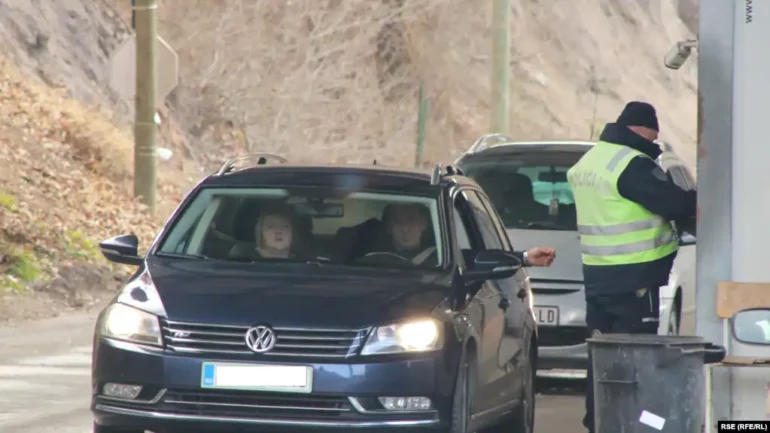 Automjetet me targa të Republikës së Kosovës lëvizin lirshëm në Serbi. Petkoviç: E morëm këtë vendim 'për të ndihmuar serbët'