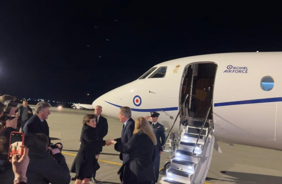 Kryediplomati britanik, David Cameron viziton Kosovën, pritet në aeroport nga homologia Gërvalla