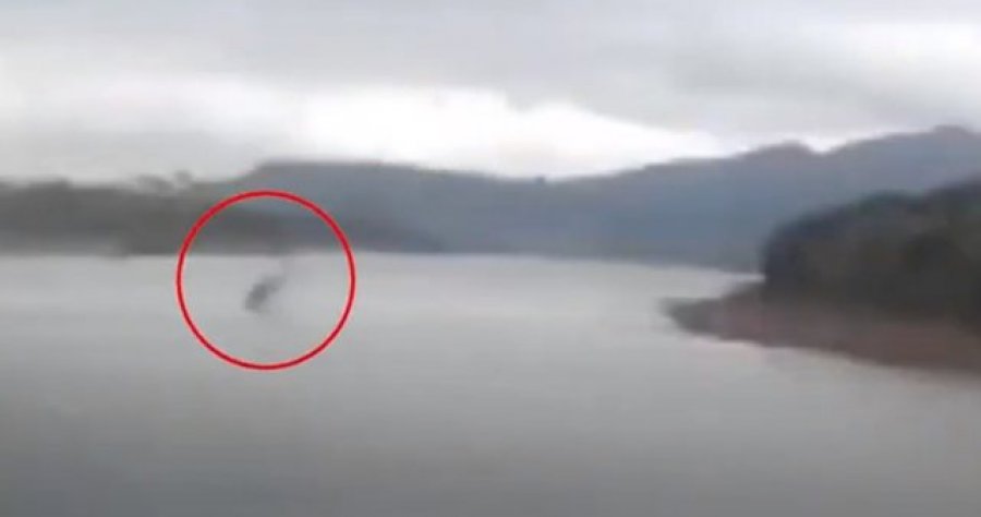 VIDEO/ Momenti kur një helikopter bie në një liqen në Brazil