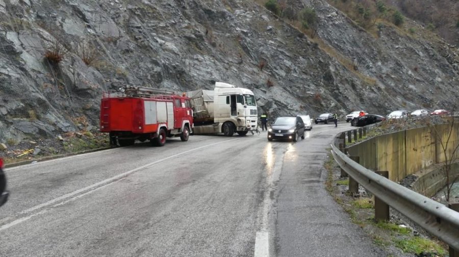 FOTO/ Aksident në aksin rrugor Elbasan – Librazhd, kamioni përplaset me një automjet, 3 persona të lënduar