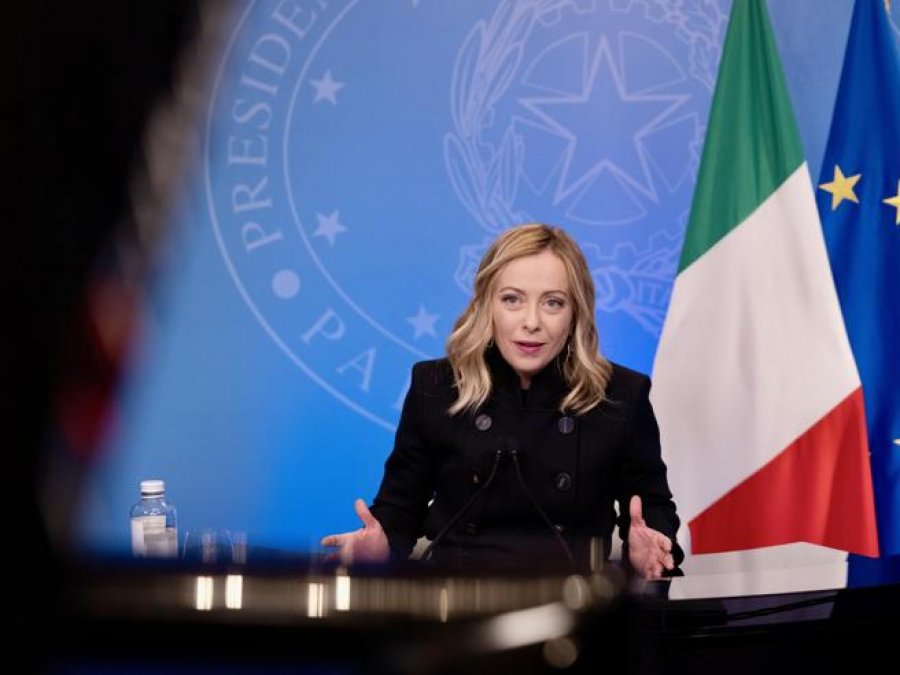 Kryeministrja italiane Meloni del para mediave për qeverisjen e saj dhe... kampet e refugjatëve në Shqipëri