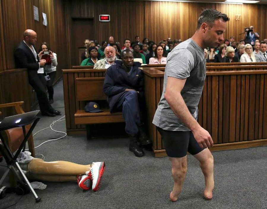 Sportisti Oscar Pistorius që vrau të dashurën, lirohet me kusht nga burgu