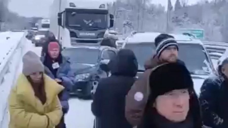 Aksident i madh trafiku në Rusi, mbi 50 vetura përfshihen, katër të vdekur