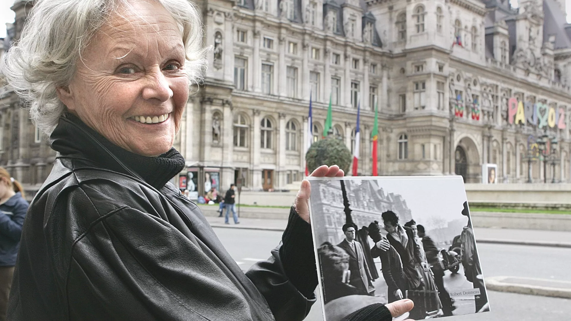 E dashuruara në foton e famshme të puthjes pariziane vdes në moshën 93-vjeçare