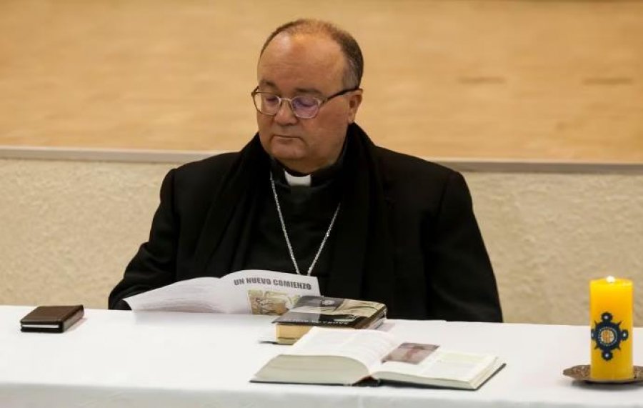 Një zyrtar i lartë i Vatikanit kërkon lejimin e martesës për priftërinjtë