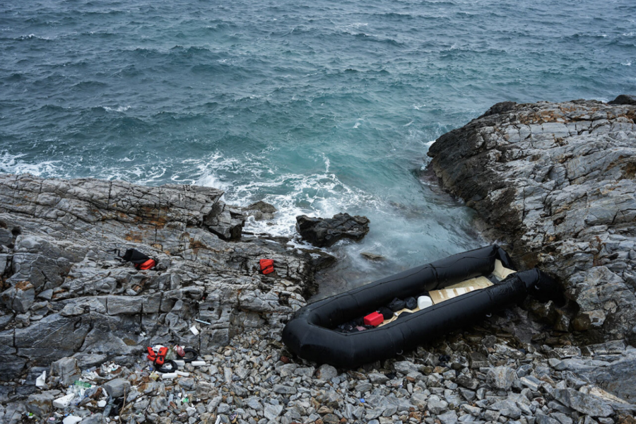 Ishte nisur nga Turqia, përmbytet në det gomonia me 36 emigrantë në Greqi. Raportohet për viktima dhe të zhdukur