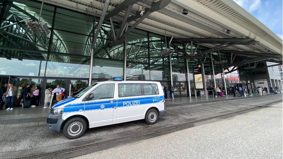 Gjermani/ Shqiptari arrestohet në aeroport, por e shpëton shefi i tij