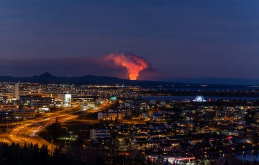 FOTO/ Shpërthen vullkani në Islandë, shtëpitë digjen, llava arrin qytetin   