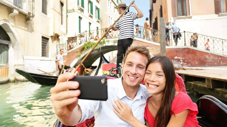 Pse disa vende turistike po ndalojnë fotot selfie?