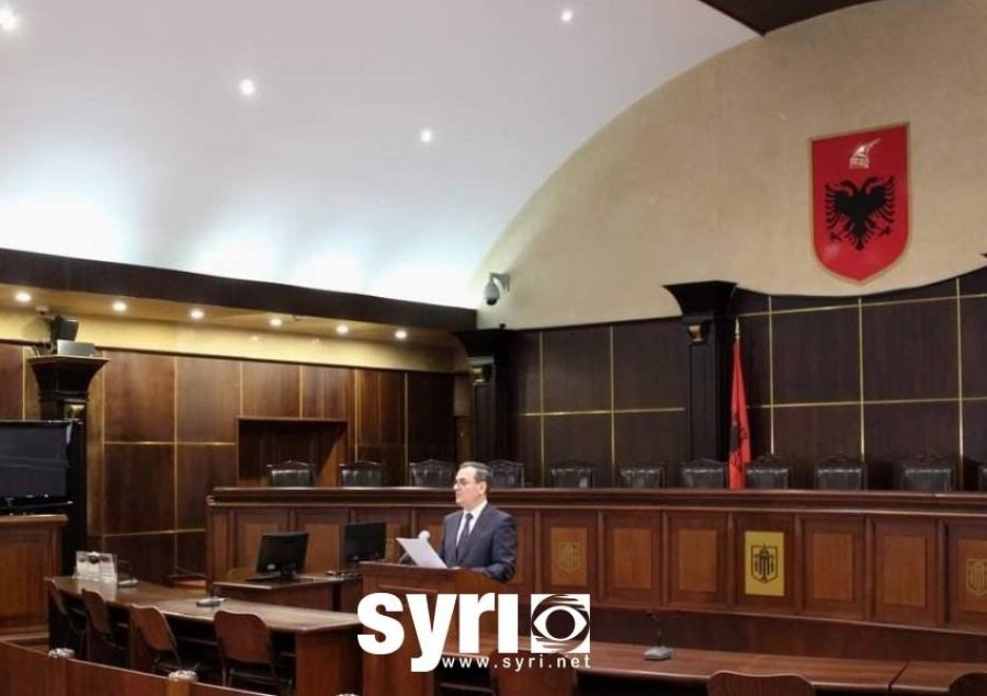 Komisar Sadushi duke u 'mbajtur' fjalim karrigeve në sallën e GJykatës së Lartë