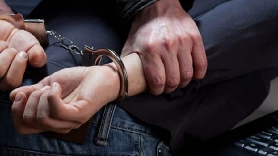 Arrestohet 24-vjeçarja në Elbasan, vodhi para dhe bizhuteri në një banesë