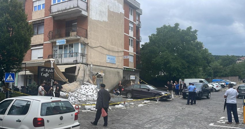 Bie fasada e një ndërtese në Skenderaj pas motit të keq