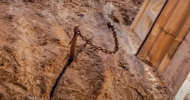 VIDEO - FOTO/ Ishte e ngulur në një shkëmb mbi 30 metra lartësi për 1300 vjet, vidhet shpata legjendare e mbretit Arthur në Francë