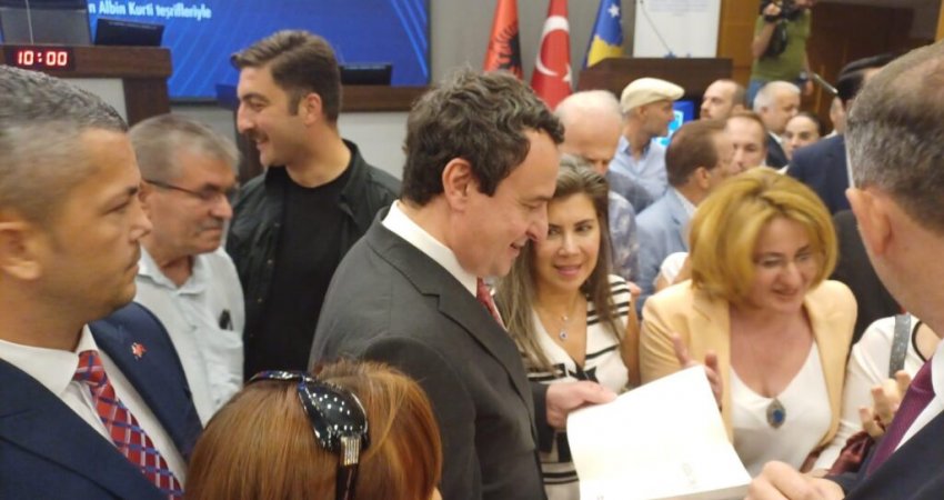 Kurti takohet me mërgatën dhe përfaqësues të shoqatave shqiptare në Turqi