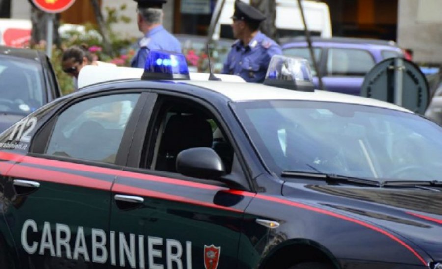 Shqiptari rrëmben 26 vjeçaren dhe djalin e saj në Itali, i lidh në makinë dhe tenton të largohet