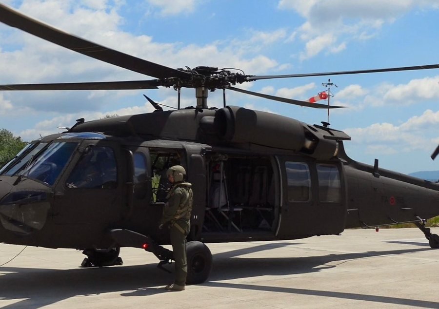 Helikopterët Black Hawk fluturojnë për herë të parë me pilotë shqiptarë